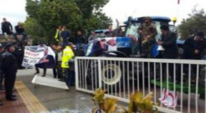 Eylemciler polise `süt` sıkıyor