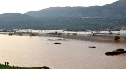 Demre`de Üretici Sandalla Ürününü Taşıyor