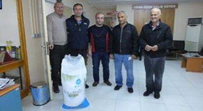 Burhaniye`de Zeytinci Akıllı Gübreyi Tuttu
