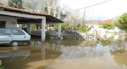 Ev Ve Tarım Arazilerini Su Batı