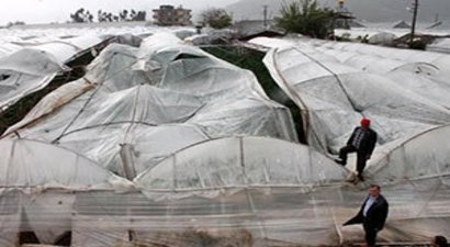 Kumluca`da Hortum Seraları Vurdu