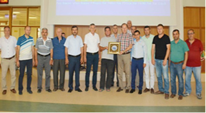 Süpürge Teli Ayçiçeğine Fark Attı