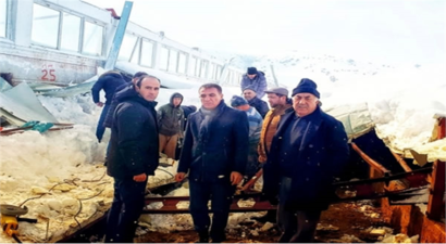 KARDAN ÇATILARI ÇÖKEN AHIRLARDAKİ 3 HAYVAN TELEF OLDU