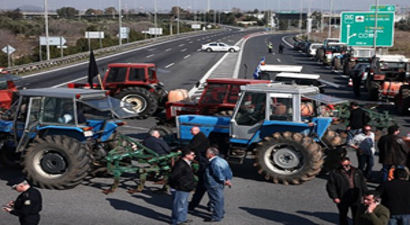 Yunan Çiftçiler Yol Kapatma Eyleminde