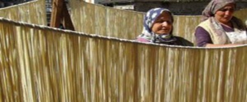 Kırdan Topladığı Otlarla Ayda 4 Ton Makarna Yapıp Satıyor