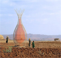 Çalışma prensibi yoğuşma üzerine olan bu kuleler gündüz ve gece arasındaki sıcaklık farklarının yüksek olduğu çöl ikliminde verdikleri performansla başarılı görünüyor Warka nın birim maliyeti sadece 500 dolar Warka Water kulelerinin öncelikle Etiyopya da daha sonra da Afrika genelinde yayılarak temiz su ihtiyacının ve sürdürülebirliğin sağlanması hedefleniyor