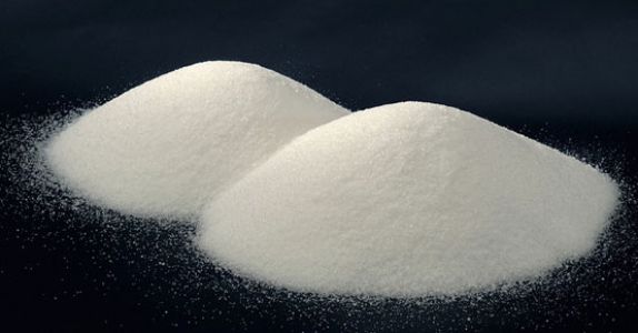TUZ Tuz kuru saklandığı takdirde on yıllar boyunca kalitesini rahatlıkla korur Tuzun muhafaza edici nitelikleri diğer bazı gıdaları da saklanabilir şekilde kılar Örneğin tuzlanmış et veya salamura zeytin bu gıdalara örnektir