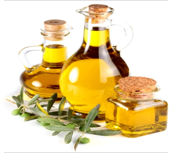 ZEYTİNYAĞI Zeytinyağı kolay kolay bozulmaz ve çok dayanıklıdır Zeytinyağı uzun süre muhafaza edildiğinde herhangi bir zararı olmaz Sadece zeytinyağınızda çok hafif bir ağırlaşma olur Soğuk havada da zeytinyağında biraz donma yaşanabilir Ama asla zehirlenmezsiniz