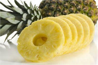 Ananas Ananas içindeki mineraller sayesinde vücuttan su atımını arttırıyor Ayrıca potasyum ve lif açısından da zengin Potasyumdan zengin olan besinler vücut sıvılarında sodyum potasyum dengesini sağlıyor Vücudunuzda ödem olduğunu hissettiğiniz zamanlarda her gün 1 porsiyon ananas 1 dilim tüketebilirsiniz