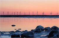 Finlandiya Rüzgar enerjisini her geçen gün geliştiren ülke fosil yakıtlardan kaynaklanan sera gazı salımında ciddi düşüşler sağlamayı ısa zamanda başardı 2012 yılı itibarıyla yenilenebilir enerji ile ülke ihtiyacının yüzde 34 3 ünü karşılayan ülke 2020 yılına kadar bu oranı yüzde 40 a taşımayı planlıyor Komşularının hızla ilerlediği bu alanda Finlandiya nın da geleceği de oldukça parlak görünüyor