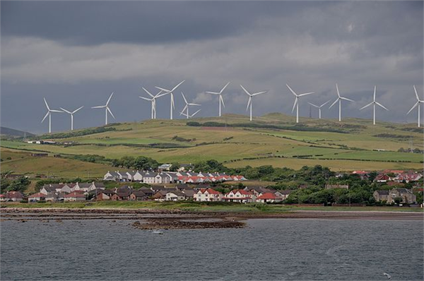 İskoçya İskoçya da yenilenebilir enerji kaynakları açısından 2014 yılı oldukça verimli bir yıldı Aralık 2014 te yenilenebilir enerji alanında kendi rekorunu kıran ülke yalnızca rüzg r enerjisi kullanarak büyüyen ulusal enerji ihtiyacının neredeyse tamamını 1300 MWh karşıladı Ürettiği enerji ise 4 milyon evin elektriğini karşılamaya yetti Yaz aylarında Aberdeen Edinburgh Glasgow ve Inverness şehirlerindeki güneş panelleri sayesinde ortalama bir evin ihtiyacı olan elektrik de rahatlıkla karşılanabiliyor