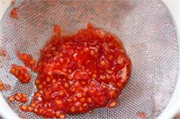 Domates Tohumu Domatesler tam olarak olgunlaşmış olmalı Ortadan ikiye bölünen tohumlar kaşık yardımıyla etli kısmından ayrılır Gazete kurutma k ğıdı ya da k ğıt havlu üzerine serilir veya elekten geçirilir Etli kısımdan ayrılan tohumlar serilerek kurumaya bırakılır Kuruduktan sonra paketlenir Altın çilek gibi tıbbi bitkilerin tohumlarını da bu şekilde alabilirsiniz