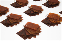 Hollandalı tasarımcıların ortak çalışmasıyla ortaya çıkan projede Rotterdam daki marketlerden toplanan atık meyvelerden yararlanılıyor Rotterdam Fruitleather isimli proje sayesinde atık meyve ve sebzelerden yüksek kalitede deri üreten tasarımcılar Hollanda da bozulan meyvelerin imha edilmesi için kilo başına 10 cent ödemek zorunda kalan ve bu yüzden yasadışı atık yolunu seçen market sahiplerine de böylelikle farklı bir alternatif sunuyor