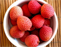 Liçi meyvesi tadı çok ferahlatıcı ve gülsuyu gibi bir tat veriyor Özellikle meyve salatalarında veya dondurma ile tüketiliyor