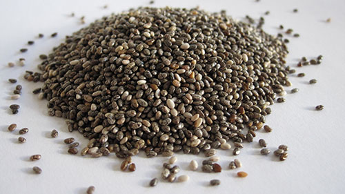 Chia Tohumları Özellikle vejetaryenler için omega 3 kaynağıdır ve protein açısından zengindir Tokluk hissi verdiği için diyet yapanların da kullanması önerilmektedir Kahvaltılık gevrek smoothie fırın mamülleri gibi besinlere eklenebilir