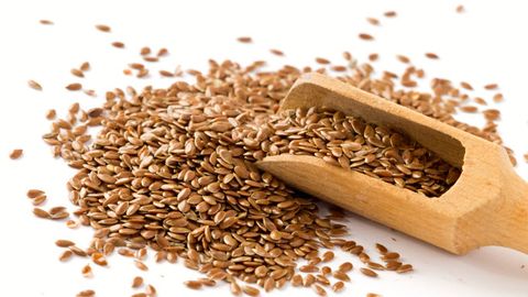 Keten tohumu Düşük kaloriye sahip olan keten tohumu protein lif ve omega 3 yağ asitlerinden olan linoleik asitten yöne zengindir Serbest radikallerle savaşır Kolay sindirilebilmesi ve emilebilmesi için mutlaka öğütülmesi gerekir Yoğurda yulaf ezmesine kahvaltılık gevreklere ilave edilebilir