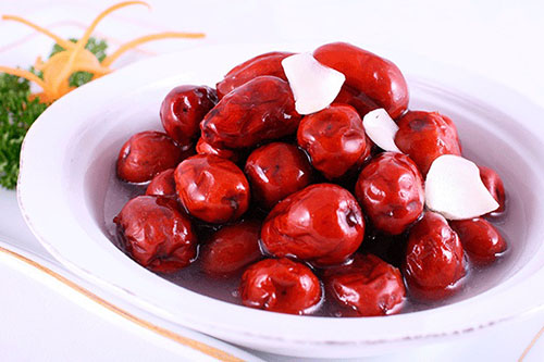 VİTAMİN DEPOSU HÜNNAP Elma armut ve şeftali karışımına benzer bir tadı olan hünnap elmadan 100 limondan ise 20 kat daha fazla C vitamini barındırıyor Soğuk algınlığı ve nezlenin ilacı olan hünnap aynı zamanda kolesterol ve birçok hastalığın da doğal ilacı Yaş ve kuru olarak yenebilen kilosu ortalama 410 liradan satılan hünnapın küçük iğde biçiminde ve ceviz büyüklüğünde iki çeşidi bulunuyor Büyükleri genellikle sofralık yetiştirilirken küçük hünnapların ise kurusu aktarlarda satılıyor