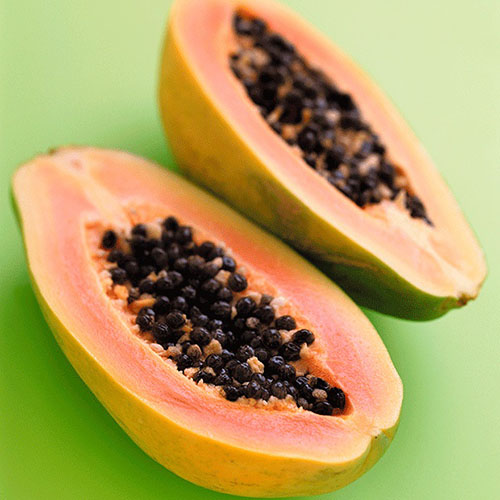 PAPAYA DÖNEMİ BAŞLIYOR Hem meyve hem de sebze olarak yenilebilen papaya çok yönlü bir meyve A B ve C vitamini potasyum ve magnezyum içeren papayının insan sağlığına olan faydaları saymakla bitmiyor İçerdiği lif sayesinde sindirim sistemini düzenleyen papaya aynı zamanda kolestrol seviyesini düşürmede yardımcı İçinde bulunan A ve C vitaminleri bağışıklık sistemini güçlendirerek grip ve soğuk algınlığı gibi enfeksiyonlardan korunmanızı sağlıyor
