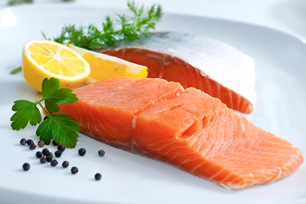 Çiftlik somonu Herkes somonun sağlıklı bir yiyecek olduğunu düşünür ki doğal ortamdan geldiği düşünüldüğünde bu doğrudur Ancak çiftlikte yetiştirilmiş somon antibiyotik ve diğer ilaçlar verilerek yetiştirildiğinden doğal değildir Bu balığın etinin rengini de değiştirerek onu daha gri yapar Ancak üreticiler rengini pembeleştirmek için ona petrokimyasallardan elde edilen bir madde olan astaksantin ekler İnsan tüketimi için uygun olmamasına karşın çiftlik somonu sadece Avustralya ve Yeni Zelanda da yasaklıdır
