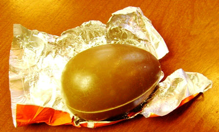 Kinder sürpriz yumurta Herkes çocuklarına Kinder sürpriz yumurtadan almıştır Ancak Amerika Birleşik Devletleri nde bunu yapamazsınız Üstelik yasaklanmasının sebebi çikolatanın içindeki çocukların yutması muhtemel ufak oyuncaklar değil Yasaklanmasının tek nedeni içinde yenilemez madde bulunması ve Gıda ve İlaç İdaresi nin bunu zararlı bulması