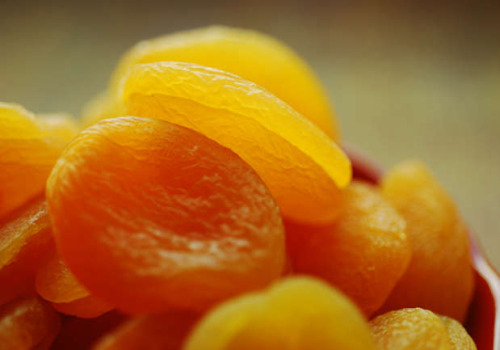 Kuru kayısı Sindirim sorunlarına iyi gelir Stresi ve kansızlığı önler İçerdiği A vitamini cilt bozukluklarının tedavisinde de son derece etkilidir