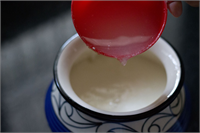 Yoğurt suyu düzenli kullanıldığında şekeri düşürücü etkisiyle diyabet hastaları için şifa kaynağıdır Yoğurt suyu kemik diş ve saç gelişimi için de çok önemlidir Günün her saatinde kullanılabilir Ayrıca yaşlılarda kemik erimesini önlemede çok önemli rolü vardır