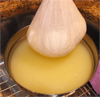 Yoğurtun sadece kendisi değil suyu da oldukça faydalıdır Evde yaptığınız yoğurduğunuzun suyunu bir tülbent yardımıyla süzerek cilt hastalıkları için kullanabilirsiniz