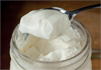 Bazı araştırmalara göre yoğurt suyunun içerisinde bulunan bakteriler antikanserojen etkisi nedeniyle kanseri daha başlamadan önlemekte ve vücutta kötü huylu tümörlerin gelişimini önlemektedir Ayrıca kolesterolü dengelemede yardımcı olan yoğurt suyu vücuttaki zararlı toksinlerin atılmasında da önemli rol oynar