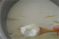 Bir kaşık yoğurt suyunu sabahları aç karnına içtiğinizde sindirim sisteminizi düzenler