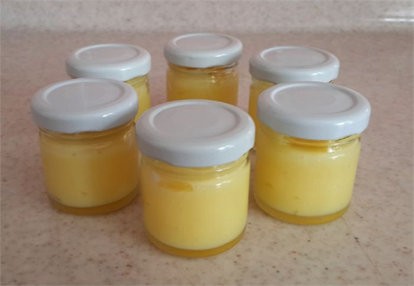 Arı sütü merhem olarak kullanılabiliyor ve cildin güzelleşmesinde inanılmaz etkiler gösteriyor Arı sütü ortalama olarak 40 50 kovadan bir sezon boyunca ancak 1 kilogram üretim yapabiliyor Arı sütünü buzdolabında 2 3 ay boyunca saklayabilirsiniz Arı sütünü ne kadar erken tüketirseniz size o kadar fayda sağlamaktadır