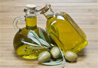 Zeytinyağ içinde birçok vitamin içermektedir Başta E vitamini A D ve K vitamini bulunmaktadır Vitaminler sayesinde hücrelerin yenilenmesi sağlanmaktadır Zeytinyağı Omega 6 yağ asidinin omega 3 yağ asidine oranını da düzenlemektedir Bu oranlardaki dengesizlik hastalıklar ve kanser de dahil olmak üzere kalp ve bağışıklık sistemi ile ilgili birçok hastalığın ilerlemesine neden olur Düzenli kullanıldığında zeytinyağının kalbe diyabete aşırı şişmanlığa hücre yaşlanmasına safra kesesi taşlarına hatta bazı kanserlere karşı korunma sağladığı da bilinmektedir