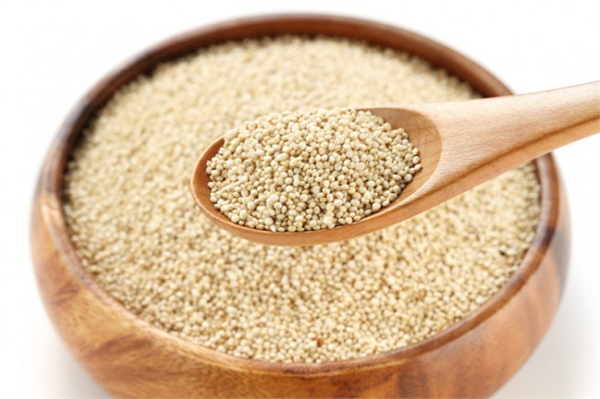 Kinoa tohumları tam protein kategorisindedir Yani vücudun ihtiyaç duyduğu tüm amino asitleri içerir Kinoa kolesterolü yüksek ve yağ içeren hayvansal protein kaynaklarına göre daha sağlıklı bir protein kaynağı olarak görülebilir