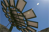 Takip sistemi olan bu toplaçlar güneş enerjisini en yüksek kapasitede toplayabilmesiyle fark yaratıyor Güneş Çiçeği güneşi takip edebilecek şekilde gökyüzünde hareket ederken olabildiğince gün ışığını absorbe edebiliyor