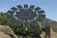 Enerji toplayıcısından daha çok bir sanat eserini andıran bu 10 metre yüksekliğindeki yapı 14 büyük yaprağı bulunduruyor Yeni geliştirilen bu sistemde astronomi verileriyle güneşin günlük rotası hesaplanıyor Güneş Çiçeği nin yüzü bu hesaplara göre yönlendiriliyor