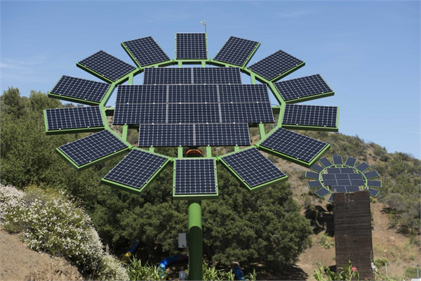 Enerji toplayıcısından daha çok bir sanat eserini andıran bu 10 metre yüksekliğindeki yapı 14 büyük yaprağı bulunduruyor Yeni geliştirilen bu sistemde astronomi verileriyle güneşin günlük rotası hesaplanıyor Güneş Çiçeği nin yüzü bu hesaplara göre yönlendiriliyor