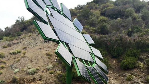 Güneş Çiçekleri sadece enerji depolamıyorlar aynı zamanda bir fayda daha sağlıyorlar Gölge Bu yüksek yapılar güneş hareket ettikçe hareket eden dev plaj şemsiyeleri görevini yapıyorlar Bu cihazların gölge sorunu olan geniş çöl arazilerinde hem ucuz elektrik üretmede hem de gölge sağlamada ne kadar faydalı olabileceği de ortadadır Sürdürülebilir bir enerji kaynağının en temiz ve en karlı olanı Güneş Çiçekleri