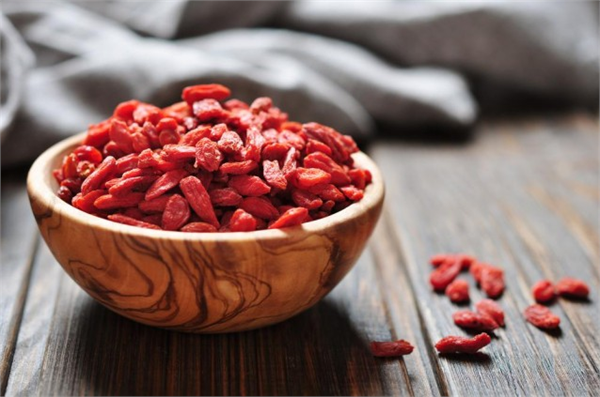 Enerji Verir ve Dayanıklılığı Arttır Uzak Doğu da ve Asya da eski zamanlardan beri goji berry kullanılır Vücudun direncini ve sağlamlığını arttırır Özellikle de ameliyatlardan ya da ağır hastalıklardan sonra vücutta oluşan yorgunluğu gidermesi ile ünlüdür C vitamini deposu olan bu meyve portakaldan daha fazla c vitamini içermektedir