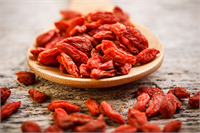Unutkanlığı Giderir Goji berry beyin meyvesi olarak da adlandırılır Beyni güçlendirir Unutkanlığı önler İçerdiği betain vücutta kolin maddesine dönüştürülür Bu sayede beyindeki hafıza ve hatırlama fonksiyonları güçlenir