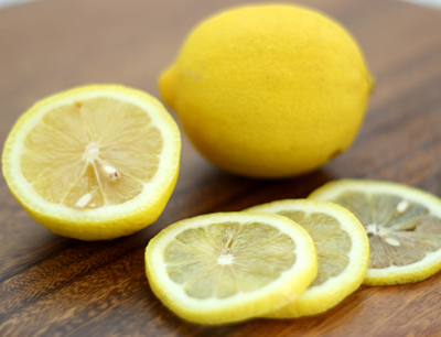 Limon Limon en iyi detoks yiyeceği olarak kabul ediliyor Oldukça iyi bir C vitamini kaynağı olmasının yanı sıra limon vücudunuzun PH ve asit alkali değerlerini dengede tutmaya yarıyor