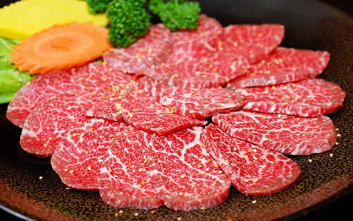 WAGNU ETİ 2 BİN 800 DOLAR Dünyanın en değerli eti Japonya nın Kobe şehrinde bulunuyor Wagyu sığırları sadece birayla besleniyor ve her gün masaj yapılarak rahatlamaları sağlanıyor