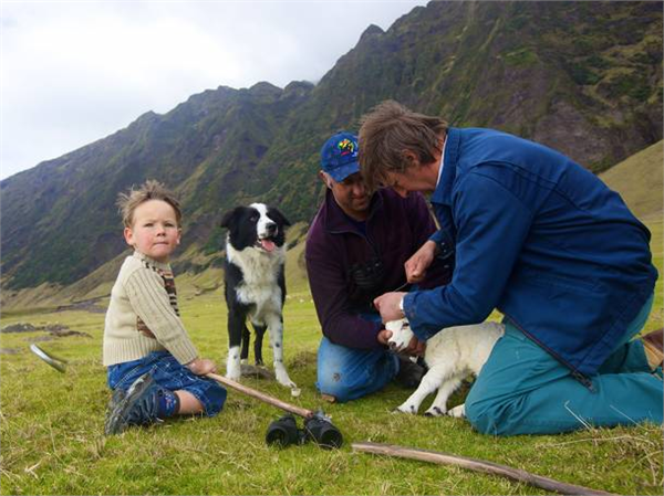 Tristan da Cunha Adası Güney Afrika dan bin 500 mil Güney Amerika dan 2 bin mil uzaklıkta ve okyanusun tam ortasında Bir havalimanına sahip olmayan ada yıl boyunca sadece 60 gün erişilebilir oluyor Üstelik bunun için Güney Afrika ya 6 günlük ya da Güney Atlantik Okyanusu üzerinden 1 aylık deniz yolculuğunu göze almak gerekiyor