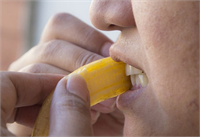 Muz ve kabuğu dişleri temizlemeye ve beyazlatmaya da yardımcıdır