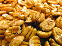 Öte yandan Pikan cevizi çiğ tuzlu ya da tatlandırılmış şekilde yenebildiği gibi yüksek yağ içeriği nedeniyle çeşitli tatlılarda da malzeme olarak kullanılabiliyor