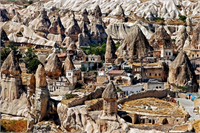 Göreme Türkiye Yeraltı şehri Şehrin tarihi Roma İmparatorluğu çağına dayanmaktadır Bölgede bulunan peribacaları yapılmış olan evleri desteklemektedir ve bazı kiliseler direk olarak bu peribacalarının içlerine yapılmıştır