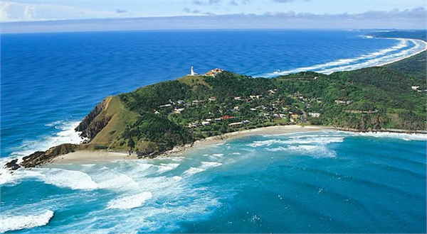 Byron Bay Avustralya Ünlü İngiliz kaptan James Cook tarafından Kraliyet Donanması subayı John Byron ı onurlandırmak için adını verdiği kasaba 5000 kişiye ev sahipliği yapmaktadır