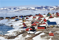 Ittoqqortoormiit Grönland Ittoqqortoormiit i telaffuz etmek kadar ele geçirmekte oldukça zordur İzlanda dan haftada bir kalkan uçağa bindikten sonra tekrar bir helikopter yardımı ile kasabaya ulaşabilirsiniz