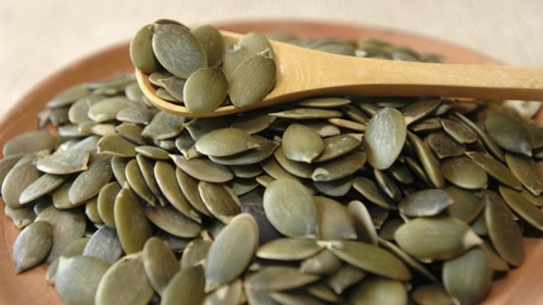 Omega 3 İçerir Kabak çekirdeği doğal şekilde Omega 3 yağ asitini de içerir Vücudumuz Omega 3 asitini kendi başına oluşturamadığı için kabak çekirdeğini doğru oranda tüketmek fayda sağlayacaktır