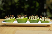 Limonun içerisine karanfilleri koyarak doğal bir sinek kovucu elde edebilirsiniz