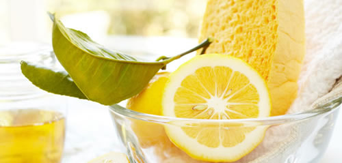 Yarım bardak limon suyu ve bir bardak zeytinyağıyla doğal bir ahşap parlatıcıyı sizde hazırlayabilirsiniz