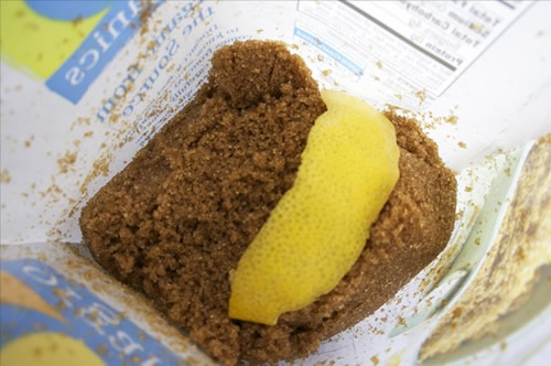 Esmer şekerlerinizi bir limon kabuğuyla artık aha uzun süre taze şekilde muhafaza edebilirsiniz